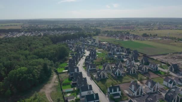 Cottage town in the suburbs surrounded by oak forest — Stock Footage Cottage town in the suburbs surrounded by oak forest Stock Video