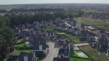 Banliyöde meşe ormanlarıyla çevrili küçük bir kasaba.