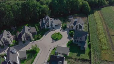 Banliyöde meşe ormanlarıyla çevrili küçük bir kasaba.