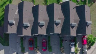 Banliyöde meşe ormanlarıyla çevrili küçük bir kasaba.