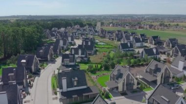 Banliyöde meşe ormanlarıyla çevrili küçük bir kasaba.