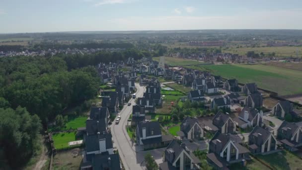 Cottage town in the suburbs surrounded by oak forest — Stock Footage Cottage town in the suburbs surrounded by oak forest Stock Video