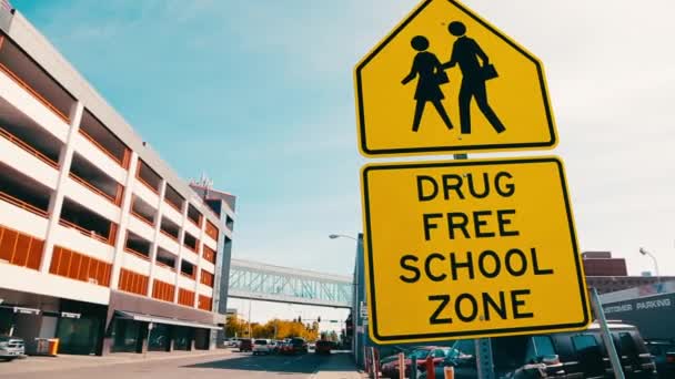 Znak drogowy, strefa szkolna bez narkotyków, odpowiedzialne społeczeństwo. Na Alasce. Kotwiczenie. — Wideo stockowe