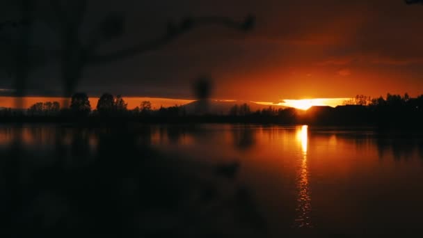 Vacker panorama solnedgång reflekterar på liten damm i Nordpolen, Alaska. — Stockvideo