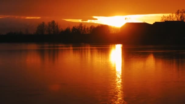 Beau coucher de soleil panoramique réfléchissant sur un petit étang au pôle Nord, Alaska. — Video