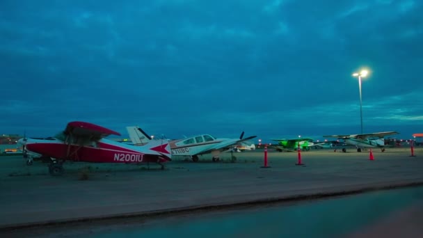 Aviones ligeros monomotor y coche estacionado la noche en el aeropuerto de Alaska — Vídeos de Stock