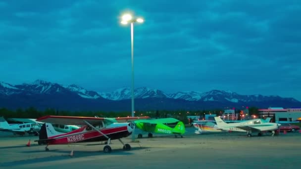 Aerei leggeri monomotore e auto parcheggiate la notte all'aeroporto dell'Alaska — Video Stock