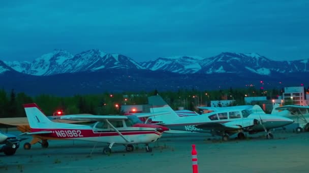 Aviones ligeros monomotor y coche estacionado la noche en el aeropuerto de Alaska — Vídeos de Stock