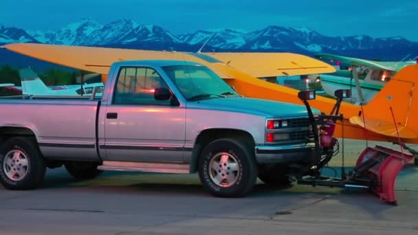 在阿拉斯加机场过夜的轻型单引擎飞机和小汽车 — 图库视频影像