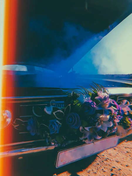 Rozbité svatební retro auto, otevřená kapota a modrý kouř vycházející z motoru. — Stock fotografie