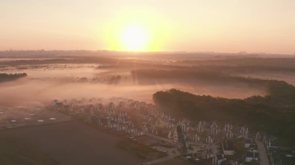 Prato autunnale in nebbia bassa. Townhouse all'alba luce foschia. nebbia di campo, alba — Video Stock