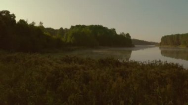  Su buharlaşır ve sabah güneşinde suyun üzerinde yüzer..