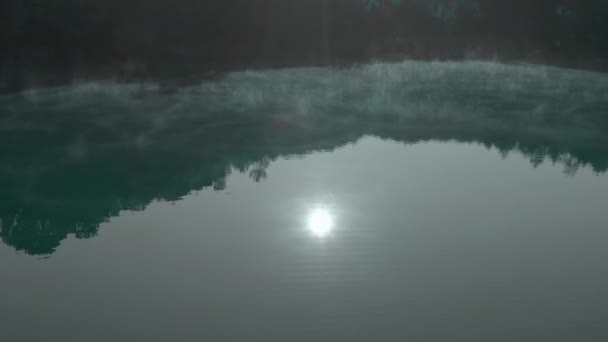 Das Wasser verdunstet und schwebt in der Morgensonne über dem Wasser. — Stockvideo