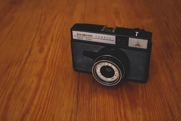 Ahşap arka planda eski model kamera