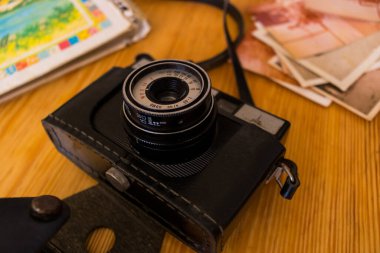 Eski fotoğraf ve albümleri olan klasik film kamerası