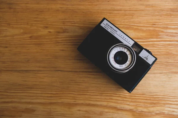 Tahta masadaki klasik film kamerası.