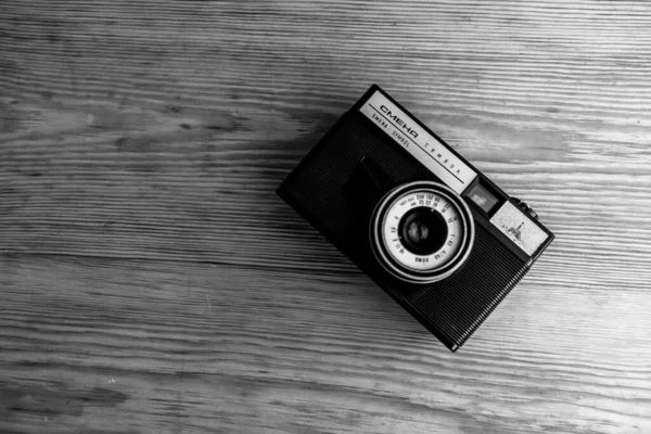 Siyah beyaz vintage kamera.