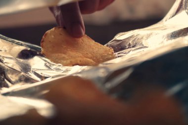 Ticari patates cipsleri paketten alınıyor.