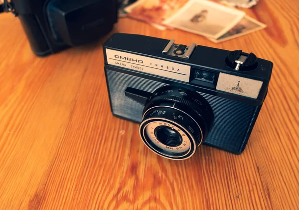 Vintage Filmcamera Met Oude Foto Houten Achtergrond — Stockfoto