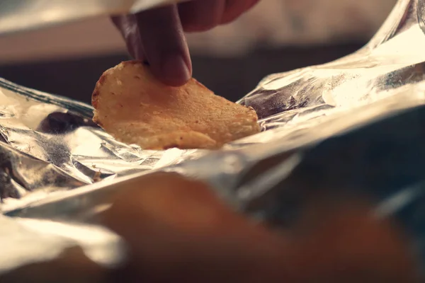 Ticari patates cipsleri paketten alınıyor.