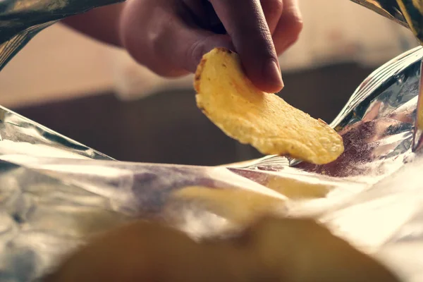 Aardappelchips Uit Pakje Halen Stockfoto