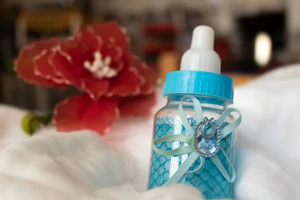 Bebek şişesi mavi oyuncağı kapat