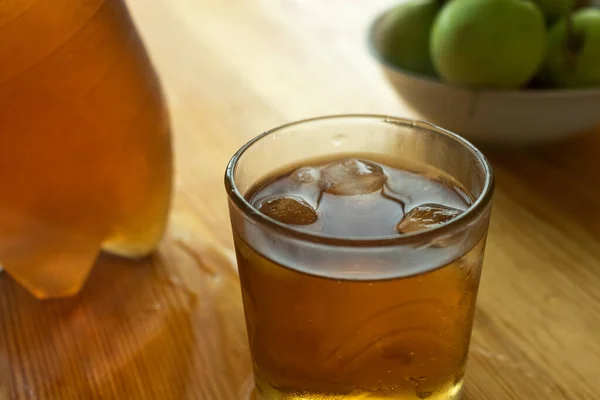 Elmalı gazoz içinde makro buz.