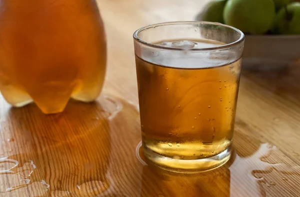 Tahta masaya elma sodası sıçratıyorum.