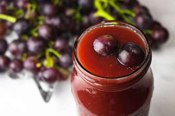 Meyveli üzüm reçelini kapat.