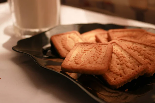 Sıcak sabah kahvaltısı. Süt ve hindistan cevizli bisküvi.