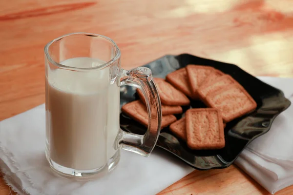Kahvaltıda beyaz süt ve hindistan cevizli bisküvi.