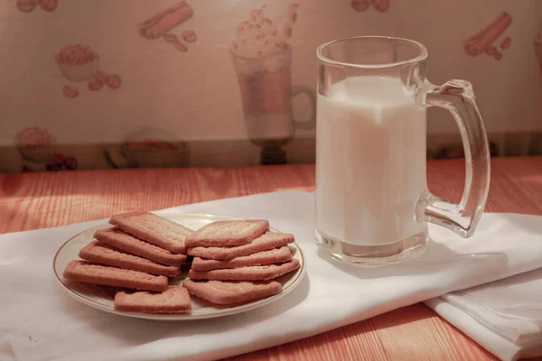 Sabah kahvaltısı beyaz süt ve bisküvi