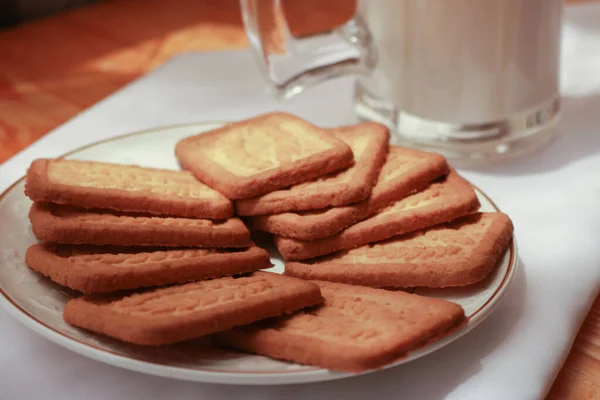 Sıcak kahvaltı için lezzetli bisküvi.