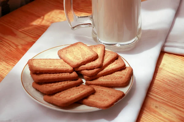 Sıcak kahvaltı için sütlü hindistan cevizli bisküvi.