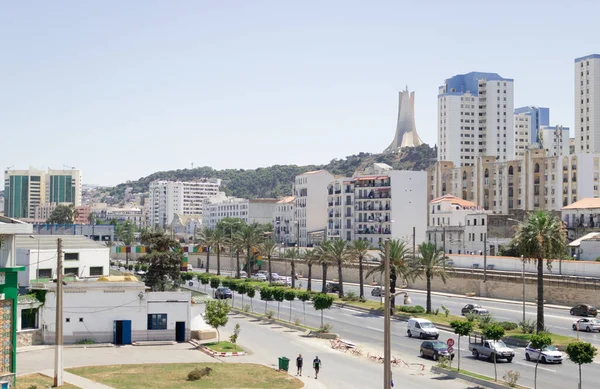 Şehir ve otoyolun üzerindeki Cezayir şehitleri anıtı