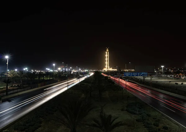 Cezayir yakınlarındaki otoyolda hızlı giden arabalar. Büyük cami.