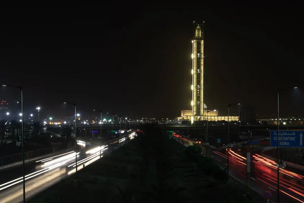 Cezayir yakınlarındaki hızlı trafik. Büyük cami.