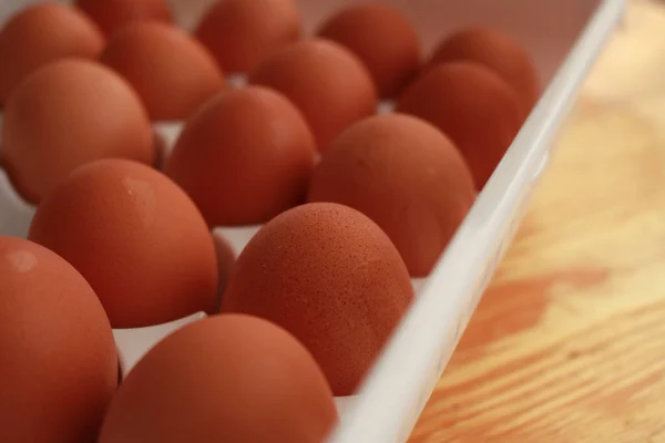 Çiğ tavuk yumurtaları Tahta bir masada dolu sepet