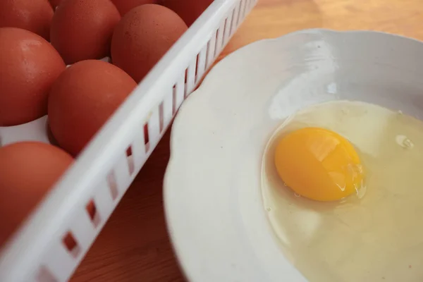 Çiğ yumurta sepeti ve yumurta sarısı.