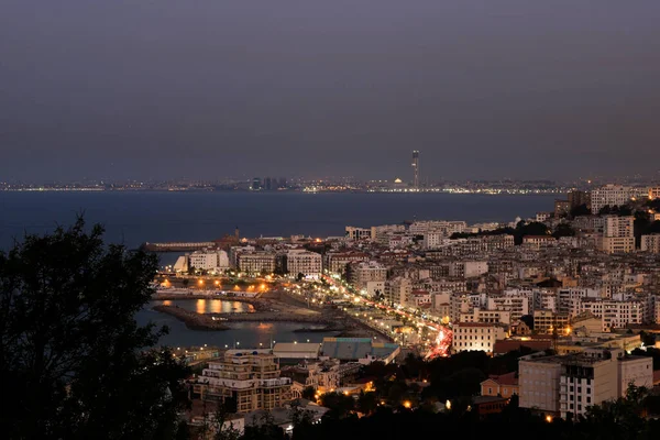 Bulutlu bir gecede Cezayir sahillerinde yüksek şehir manzarası