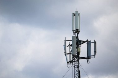 5G cep telefonu kulesi. Yüksek Hız Geniş bant. Kablosuz cep telefonu şebekesi. Sinyal verisi.