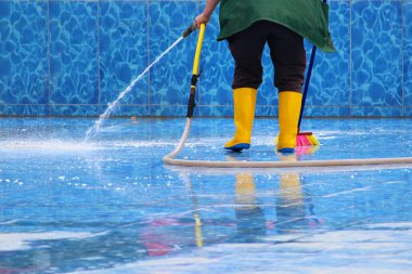 Havuz kasesinin yıkanması ve bakımı. Turizm sezonu için hazırlık. Arkaplan