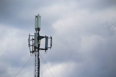 5G cep telefonu kulesi. Yüksek Hız Geniş bant. Kablosuz cep telefonu şebekesi. Sinyal verisi.