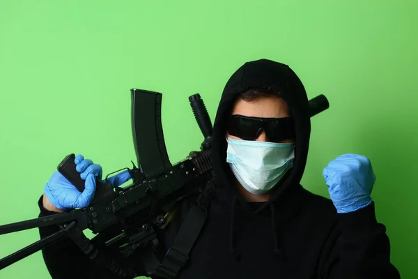 Junger Männlicher Gangster Oder Krimineller Mit Medizinischer Maske Und Sonnenbrille — Stockfoto