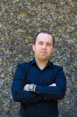 Metin ya da yazıt yerleştirmek için kopya alanı olan tişörtlü genç bir adamın portresi.