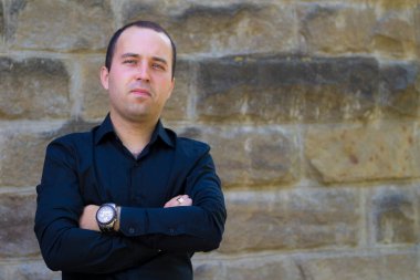 Metin ya da yazıt yerleştirmek için kopya alanı olan tişörtlü genç bir adamın portresi.