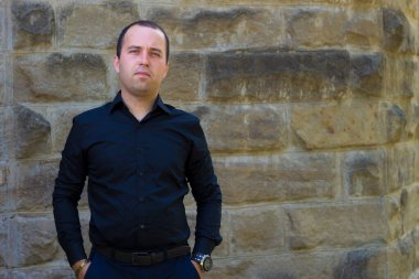 Metin ya da yazıt yerleştirmek için kopya alanı olan tişörtlü genç bir adamın portresi.