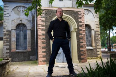 Kilisenin arka planındaki genç adam, metin ya da harfleri yerleştirmek için fotokopi alanı olan destansı bir portre..