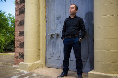 Kapıların arkasındaki genç adam metin ya da yazıtları yerleştirmek için kopyalama alanı olan bir sembol..