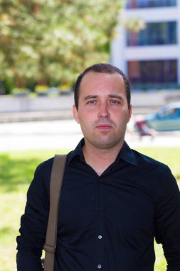 Yazı veya metin yerleştirmek için kopyalama alanı olan kentsel bir ortamda genç bir adam.